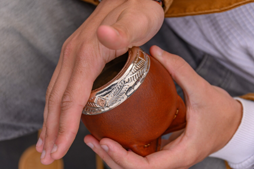 mate con boquilla en plata y oro Mate de plata y oro forrado en cuero